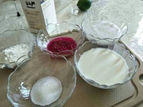 1.取40克牛奶混入火龙果汁中，加入20克糖，15克淀粉混匀。
2.剩余的牛奶和奶油加20克糖,15克淀粉混合搅匀。