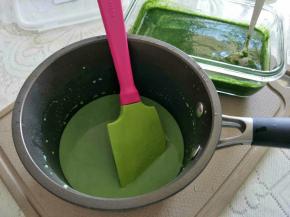 菠菜打汁，取100克，加入15克淀粉和20克糖，搅匀。
