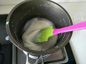 搅匀白色奶液，小火加热变粘稠的奶糊。离火。