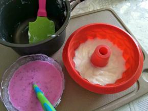 倒入模具，轻震使表面平整，稍凉入冰箱冷藏30分以上，得到奶油奶冻。