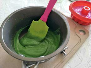 小火成菠菜糊。倒入模具。