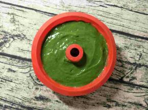 平整表面，稍凉入冰箱冷藏2小时以上。再入冷冻一会。