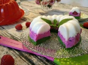 切开，开吃。甜甜水果搭配了蔬菜的奶冻，也是别有一番风味。