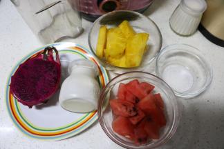 准备材料，凤梨和西瓜都去皮切块