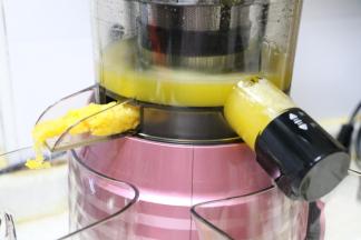 用原汁机将凤梨榨汁，留一些凤梨丁备用