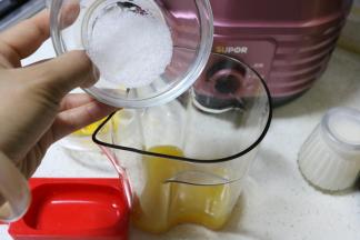 凤梨汁微微酸，加些细砂糖搅拌至融化