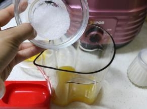 凤梨汁微微酸，加些细砂糖搅拌至融化