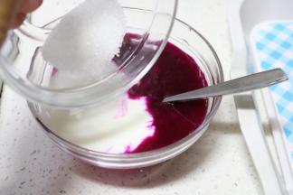 榨好的火龙果汁加入少许糖，加入自制酸奶