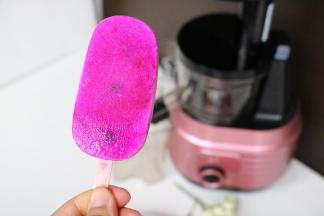 火龙果酸奶棒冰，里面还加了几粒蓝莓