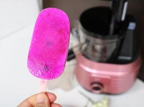 火龙果酸奶棒冰，里面还加了几粒蓝莓