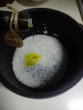 香米洗净，放入亚麻籽油