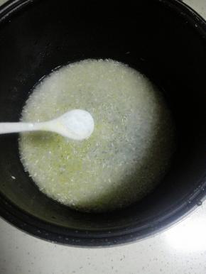 放入1茶匙盐，拌匀后放置10分钟