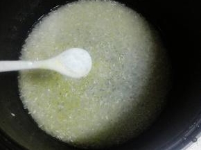 放入1茶匙盐，拌匀后放置10分钟