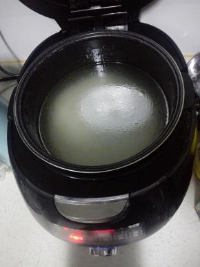 电饭煲内加入适量清水，选择煮粥键