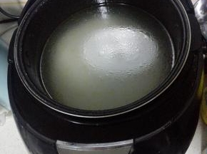 电饭煲内加入适量清水，选择煮粥键