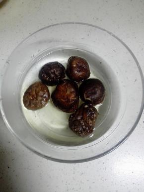 此时将香菇用温水泡发