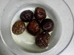 此时将香菇用温水泡发