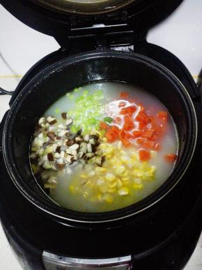 放入煮好的粥内，再煮20分钟