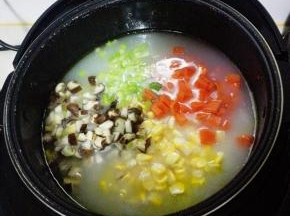 放入煮好的粥内，再煮20分钟