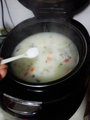 煮好的粥内加入少许盐调味即可