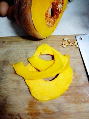 南瓜去皮去籽，切小片