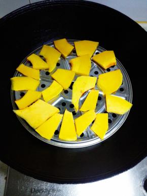 放入锅中，隔水，中火蒸8分钟