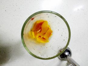 用料理棒将蒸熟的南瓜打成泥状备用