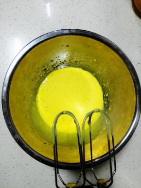 分离蛋白和蛋黄，蛋黄用电动打蛋器打至颜色浓稠发白