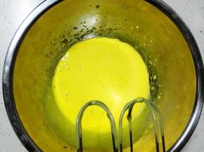 分离蛋白和蛋黄，蛋黄用电动打蛋器打至颜色浓稠发白