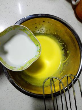 加入玉米油，牛奶，分别搅拌均匀