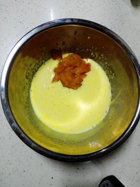 加入南瓜泥，搅拌均匀