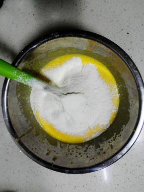 加入过筛两次后的低粉，搅拌均匀