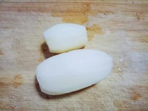 莲藕去皮，洗干净。