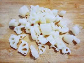 将洗干净的莲藕切丁，用冷水反复冲洗，淋干水份。