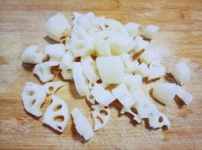 将洗干净的莲藕切丁，用冷水反复冲洗，淋干水份。