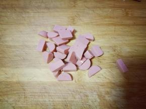 火腿肠去皮，切丁。