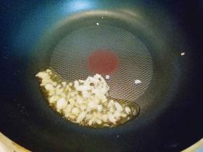 蒜去皮切末，锅中热油，加入蒜末炒香。