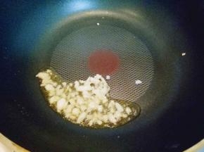 蒜去皮切末，锅中热油，加入蒜末炒香。