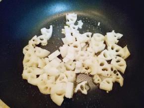 加入切好的藕丁。