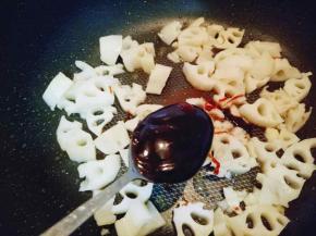 加入一勺耗油，一勺老干妈辣酱。