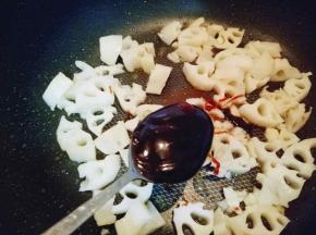 加入一勺耗油，一勺老干妈辣酱。