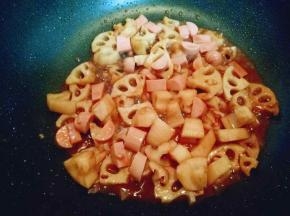 加入切好的火腿丁煸炒。调味出锅。