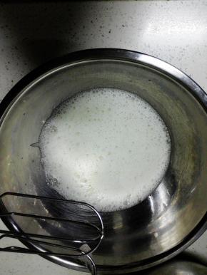 蛋白用电动打蛋器打至粗泡