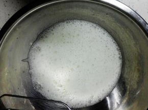 蛋白用电动打蛋器打至粗泡
