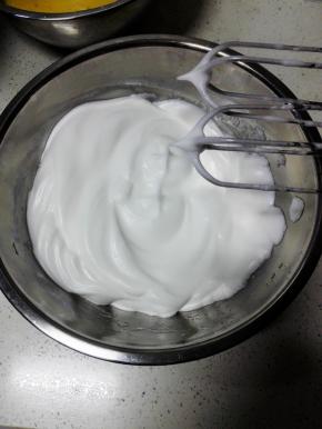 分三次加入细砂糖，打至干性发泡