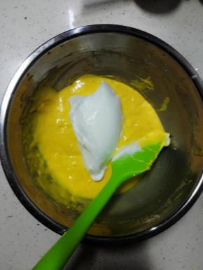 取1/3蛋白霜入蛋黄糊盆中，翻拌均匀