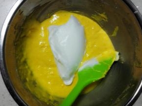 取1/3蛋白霜入蛋黄糊盆中，翻拌均匀