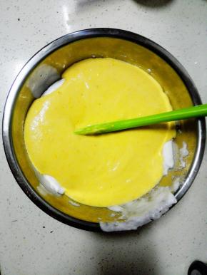 再将所有蛋黄糊倒入蛋白霜盆中，翻拌均匀