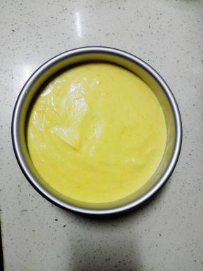 倒入模具中，提起模具，在桌面振三下，振出大气泡