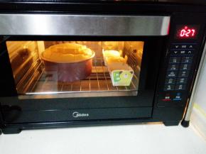 入预热好的烤箱内，中下层，150度，上下火，60分钟